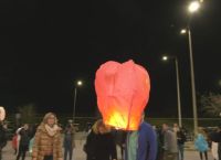 Φαναράκια στον ουρανό μια εβδομάδα μετά το δυστύχημα στα Τέμπη πέταξε το νοσοκομείο Λάρισας