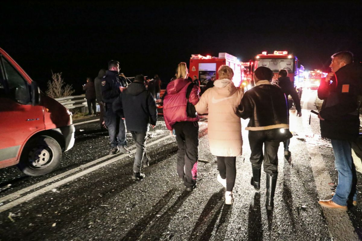 Τραγωδία στα Τέμπη: Νεκροί όλοι οι υπάλληλοι του ΟΣΕ – Γονείς ψάχνουν τα παιδιά τους [vid]