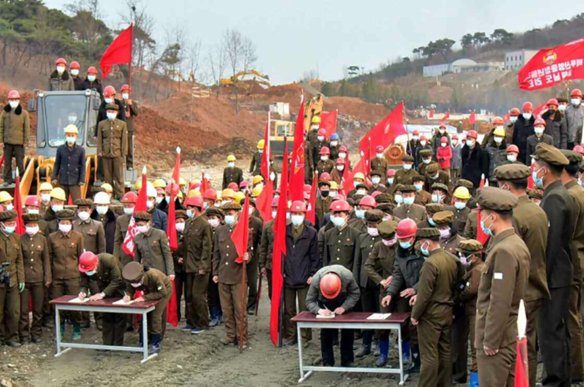 Βόρεια Κορέα: 800.000 πολίτες πήγαν εθελοντικά στον στρατό για να ετοιμαστούν να πολεμήσουν τις ΗΠΑ