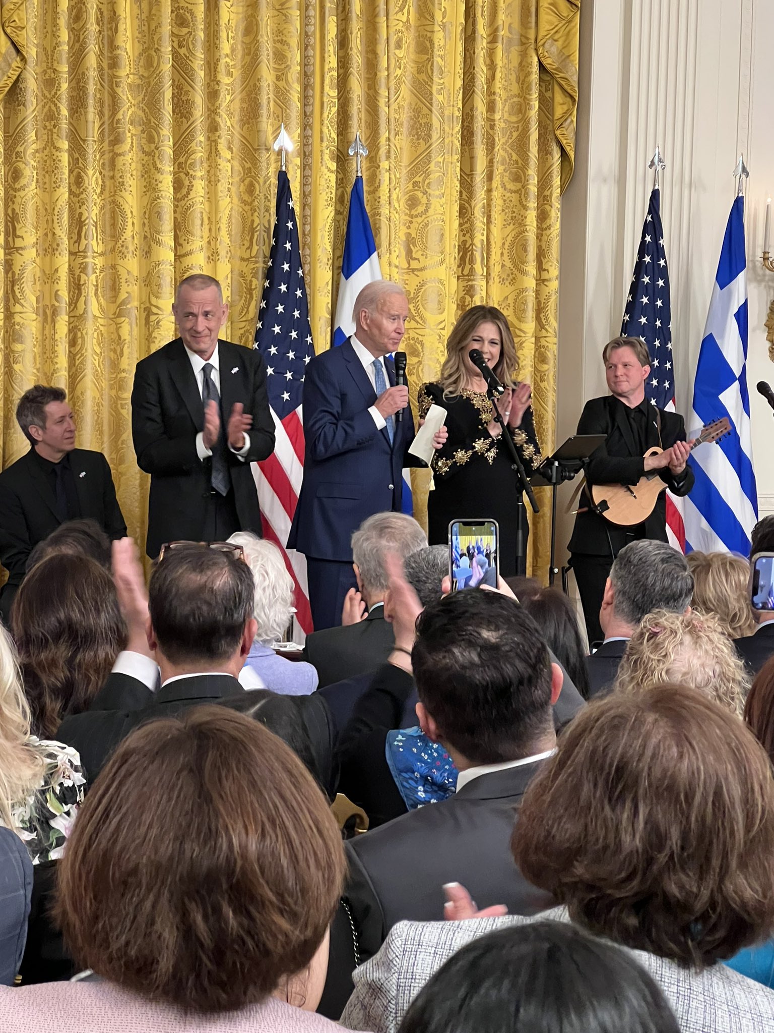 Λευκός Οίκος: Η Ρίτα Γουίλσον κερδίζει τις εντυπώσεις τραγουδώντας Κόκκοτα