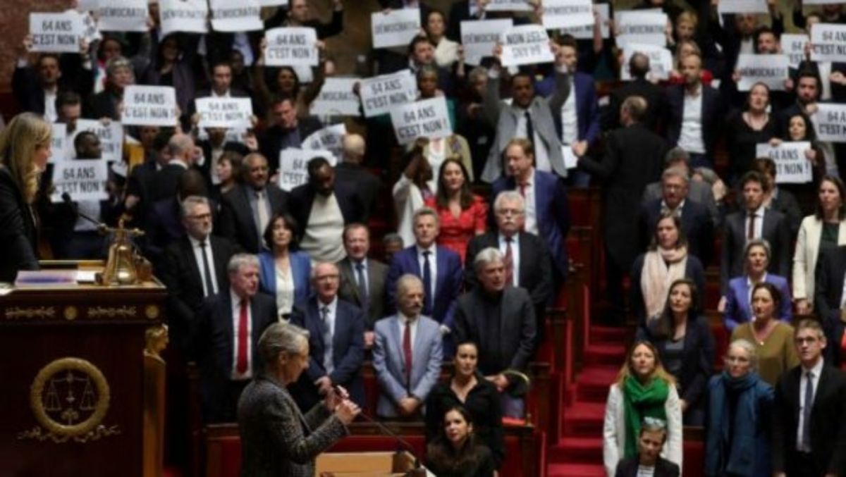 Έγκριση χωρίς ψηφοφορία η Μπορν, πρόταση μομφής η Λε Πεν