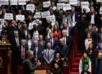 Έγκριση χωρίς ψηφοφορία η Μπορν, πρόταση μομφής η Λε Πεν