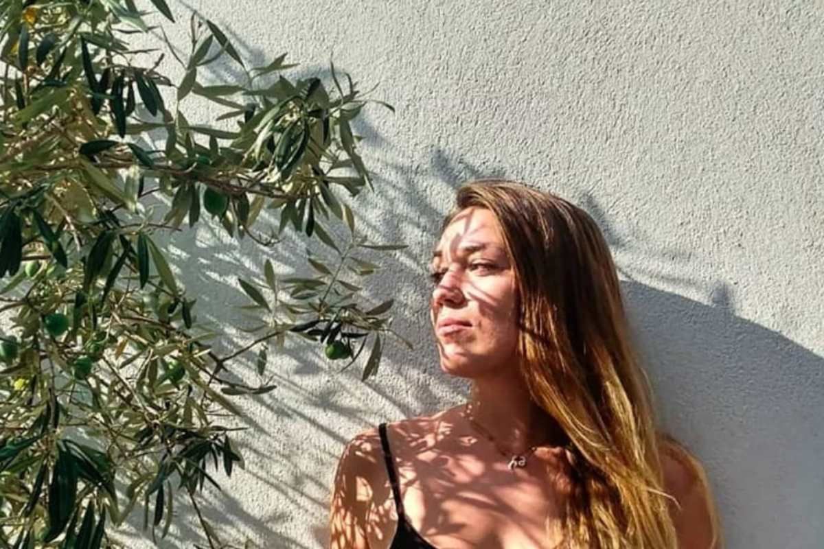 Λευκό φέρετρο για το “αηδόνι” του Ωραιοκάστρου: Σπαραγμός στην κηδεία της 26χρονης Ελισάβετ, ήταν όλοι εκεί
