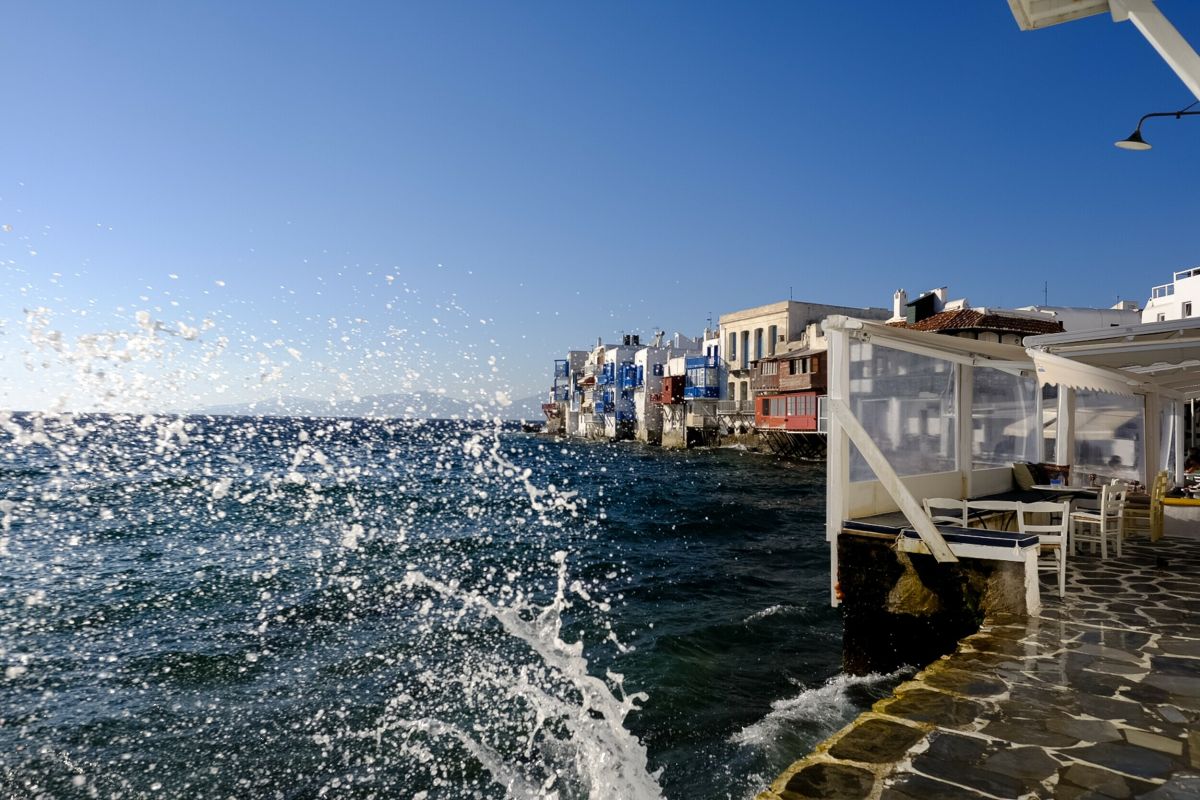 Χρέη: Πήγε σε ταβέρνα στη Μύκονο, έφαγε και τώρα κινδυνεύει με… κατάσχεση του λογαριασμού του