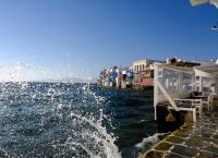 Χρέη: Πήγε σε ταβέρνα στη Μύκονο, έφαγε και τώρα κινδυνεύει με… κατάσχεση του λογαριασμού του