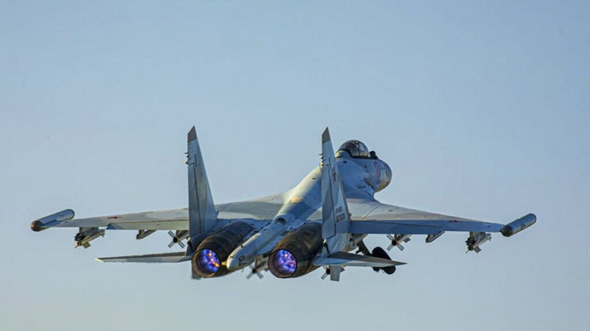 Ρωσικό μαχητικό SU-35 αναχαιτίζει δύο αμερικανικά βομβαρδιστικά Β-52