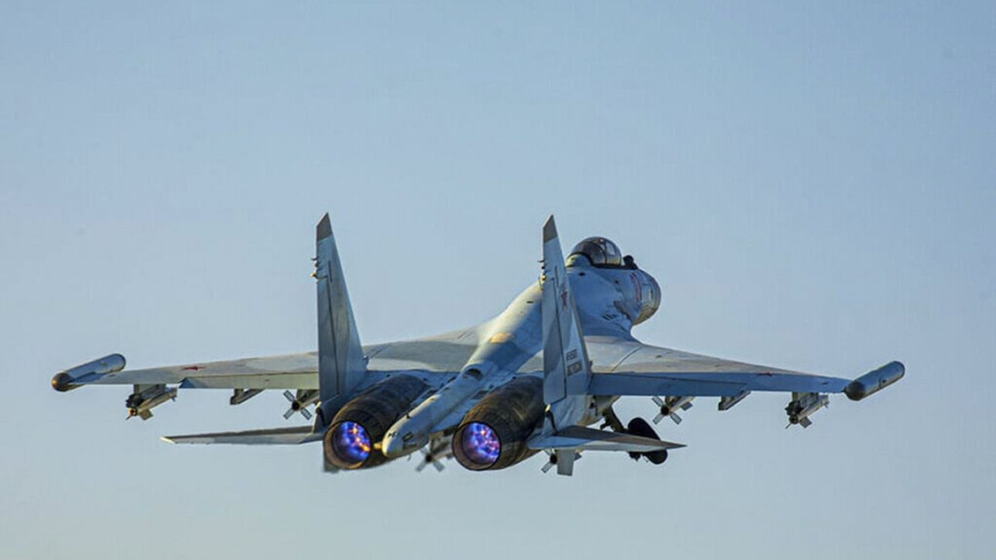 Ρωσικό μαχητικό SU-35 αναχαιτίζει δύο αμερικανικά βομβαρδιστικά Β-52