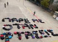 Σύγκρουση τρένων Τέμπη: Συγκινούν μαθητές σχολείων – Έγραψαν με τις τσάντες τους «Πάρε όταν φτάσεις»