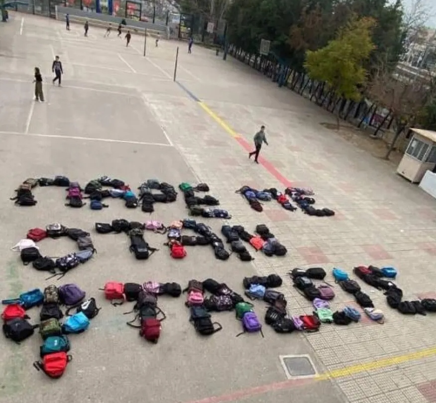 Σύγκρουση τρένων Τέμπη: Συγκινούν μαθητές σχολείων – Έγραψαν με τις τσάντες τους «Πάρε όταν φτάσεις»