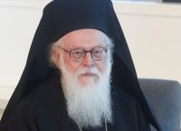 Αρχιεπίσκοπος Αλβανίας Αναστάσιος: Οδύνη για την «ασύλληπτη σιδηροδρομική συμφορά στα Τέμπη»
