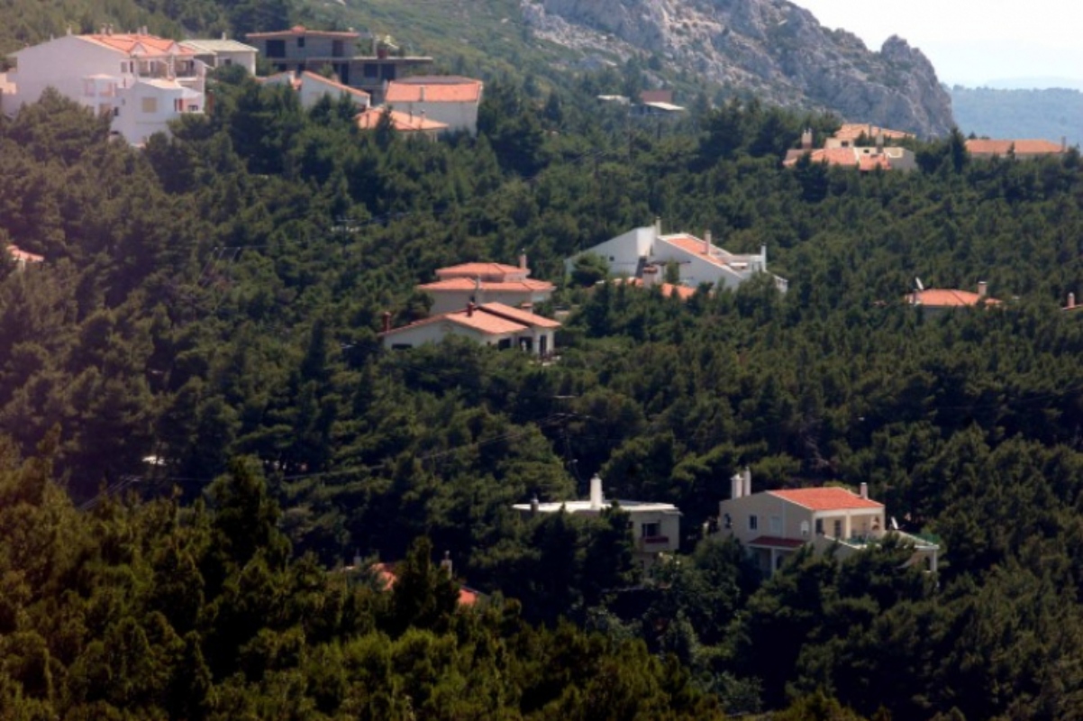 ΥΠΕΝ: Με παλιές άδειες χτίζονται ακίνητα σε δασικές εκτάσεις