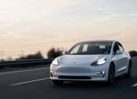 Tesla: Στόχος η μείωση κατά 50% του κόστους των ηλεκτρικών οχημάτων