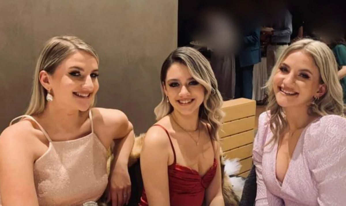 Τέμπη: Η στιγμή που όλο το χωριό αποχαιρετά τις 20χρονες δίδυμες Θώμη και Χρύσα και την ξαδέρφη τους [vid]