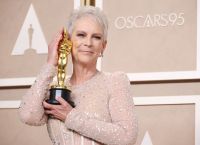 Jamie Lee Curtis: Κέρδισε το πρώτο όσκαρ της καριέρας της – Έστειλε φιλί στον ουρανό Jamie Lee Curtis: Κέρδισε το πρώτο όσκαρ της καριέρας της – Έστειλε φιλί στον ουρανό
