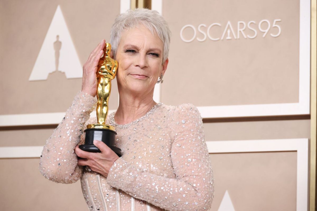 Jamie Lee Curtis: Κέρδισε το πρώτο όσκαρ της καριέρας της – Έστειλε φιλί στον ουρανό