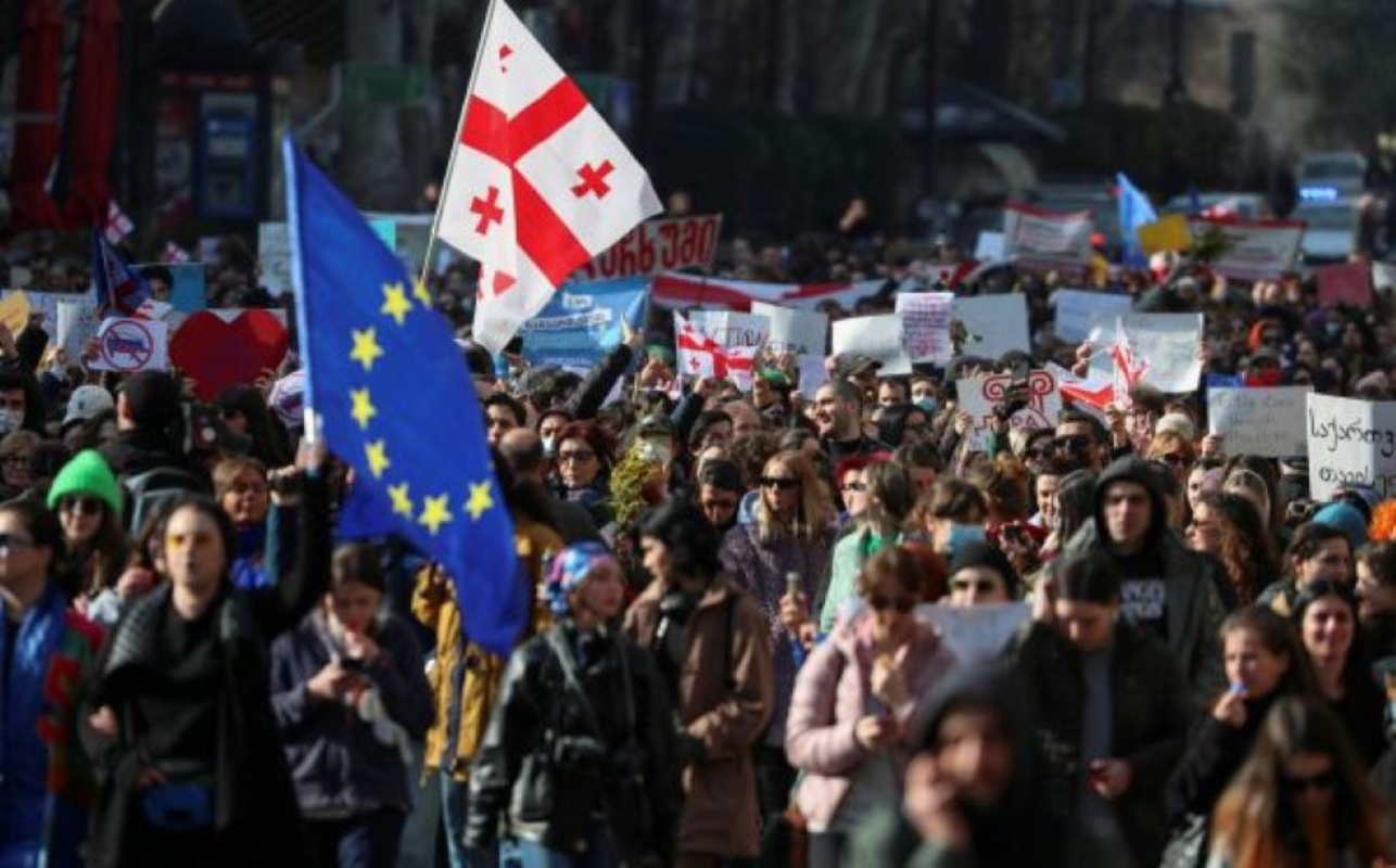 Ρωσία: «Απόπειρα» πραξικοπήματος ενορχηστρωμένο από τη Δύση οι μαζικές κινητοποιήσεις στη Γεωργία