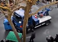 Τι απαντά η ΕΛ.ΑΣ για το βίντεο με τον γερανό που έπεσε σε κάδους δίπλα σε διαδηλωτές – Έρευνα από τη ΓΑΔΑ