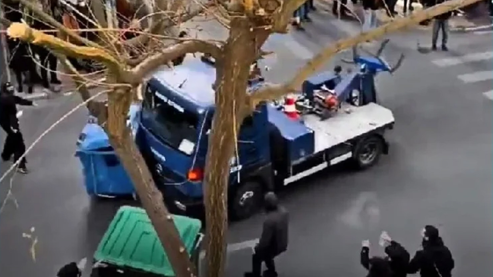 Τι απαντά η ΕΛ.ΑΣ για το βίντεο με τον γερανό που έπεσε σε κάδους δίπλα σε διαδηλωτές – Έρευνα από τη ΓΑΔΑ