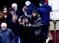 Σύγκρουση τρένων: Ατελείωτος θρήνος στην κηδεία της 34χρονης Αθηνάς [vid]