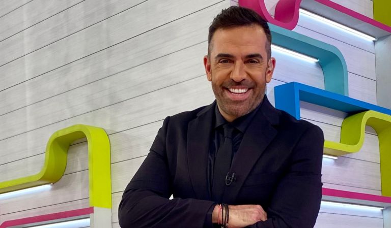 Στέφανος Κωνσταντινίδης: «Στο σπίτι κυκλοφορώ γυμνός – Χειμώνα καλοκαίρι» [vid]