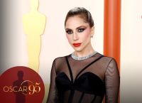 Lady Gaga: Πρωταγωνίστησε σε μία viral στιγμή όταν βοήθησε έναν φωτογράφο που έπεσε στο κόκκινο χαλί