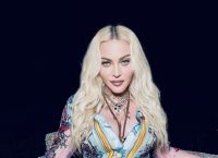 Madonna: Συμπεριφέρεται σαν την Μπρίτνει – Γλύφει κιθάρες και παπούτσια