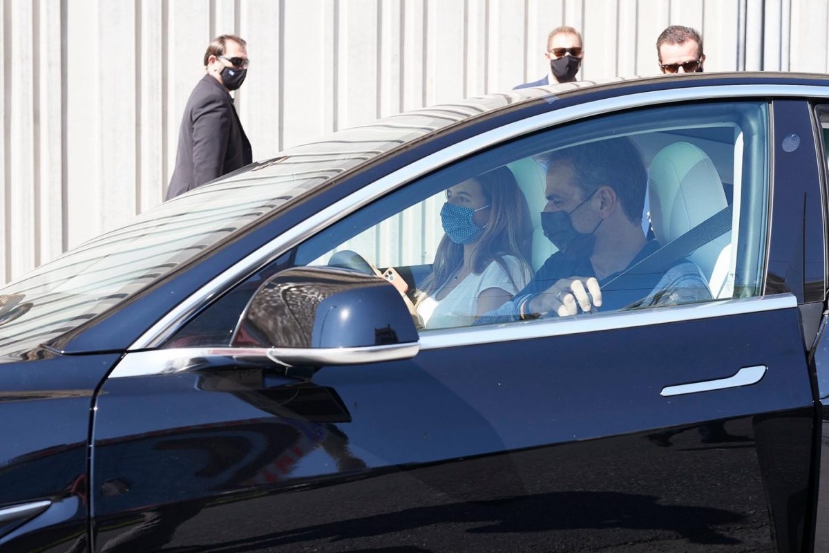 Tesla recruits in Greece