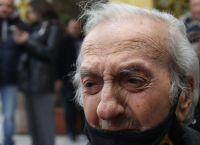 Ο Κώστας Νεστορίδης στο λαϊκό προσκύνημα της σορού του θρυλικού επιθετικού