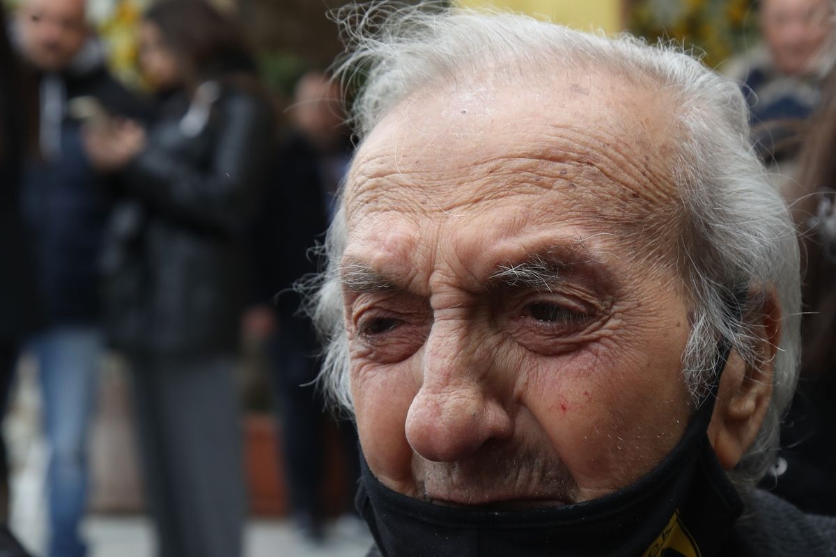 Ο Κώστας Νεστορίδης στο λαϊκό προσκύνημα της σορού του θρυλικού επιθετικού