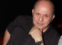 Νίκος Μουρατίδης: «Δεν γίνεται ο Σάκης Ρουβάς στα 50 του να πηδάει σαν το κατσίκι» Νίκος Μουρατίδης: «Δεν γίνεται ο Σάκης Ρουβάς στα 50 του να πηδάει σαν το κατσίκι»
