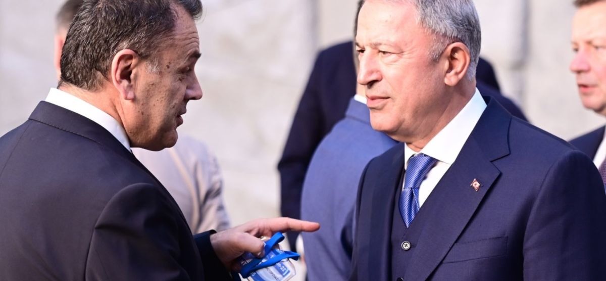 Greek defense minister pays solidarity visit to earthquake-stricken Turkey
