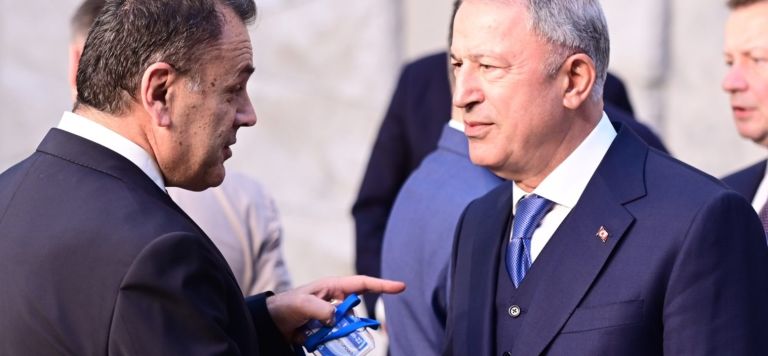 Greek defense minister pays solidarity visit to earthquake-stricken Turkey