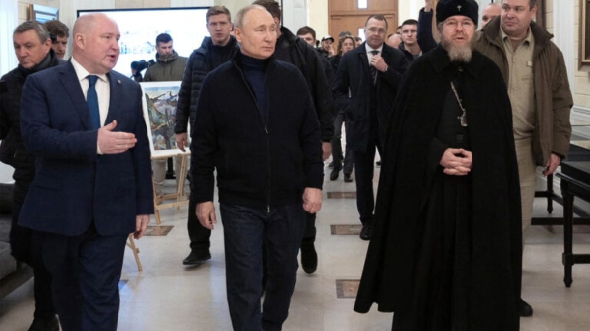 Η Στόρμι Ντάνιελς και ο περίπατος Πούτιν στην Μαριούπολη