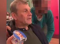 Τι απαντά η ΝΔ στον Γκλέτσο που πόζαρε κρατώντας γιαούρτι με το πρόσωπο του Κυριάκου Μητσοτάκη