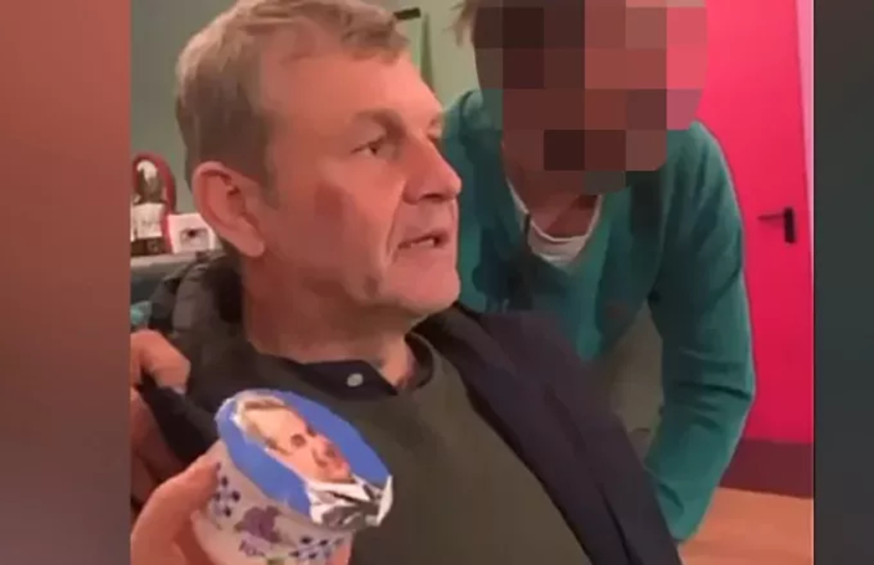 Τι απαντά η ΝΔ στον Γκλέτσο που πόζαρε κρατώντας γιαούρτι με το πρόσωπο του Κυριάκου Μητσοτάκη