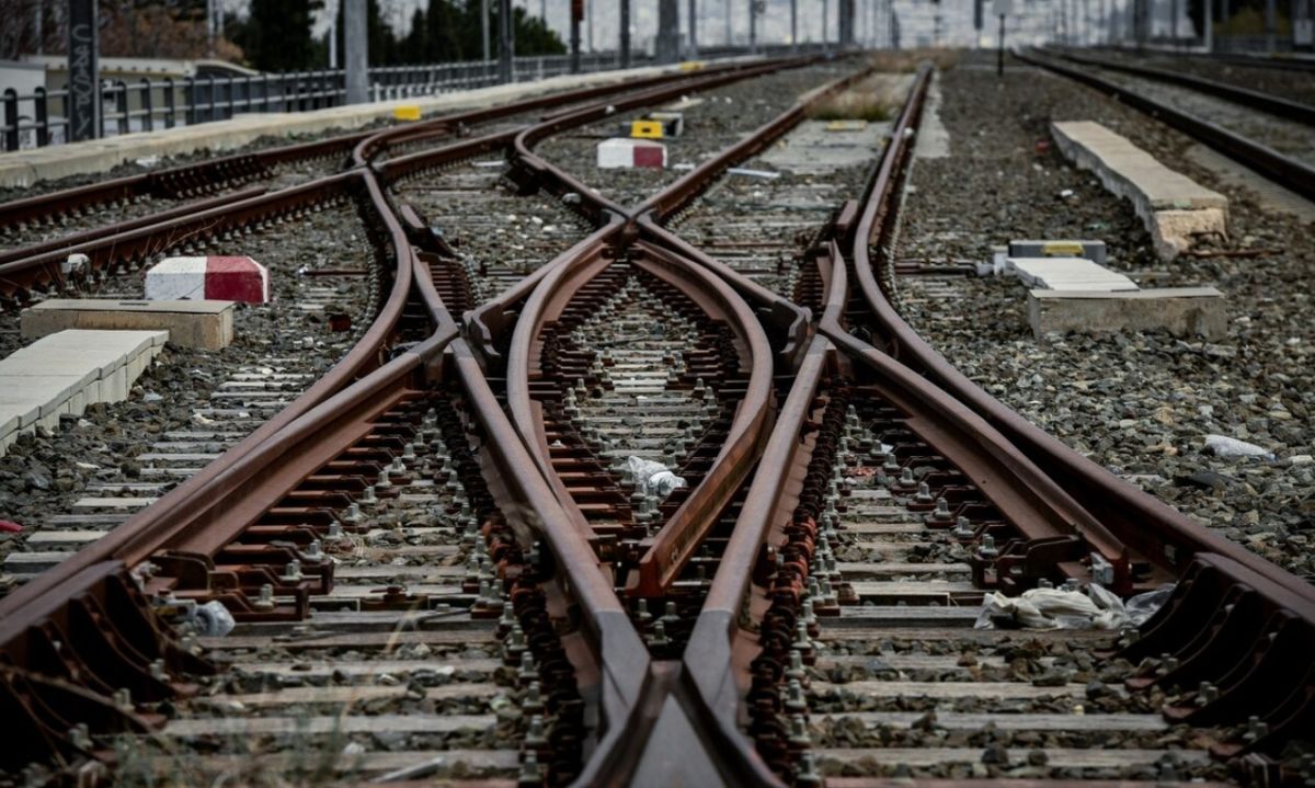 Τέμπη: Το κόστος από τη διακοπή της σιδηροδρομικής μεταφοράς των εμπορευμάτων