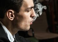 33χρονος γιορτάζει την πρώτη εβδομάδα που έκοψε το κάπνισμα με ένα τσιγάρο