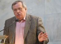 Ο Στέφανος Μάνος εξαίρει το ήθος του Κώστα Καραμανλή