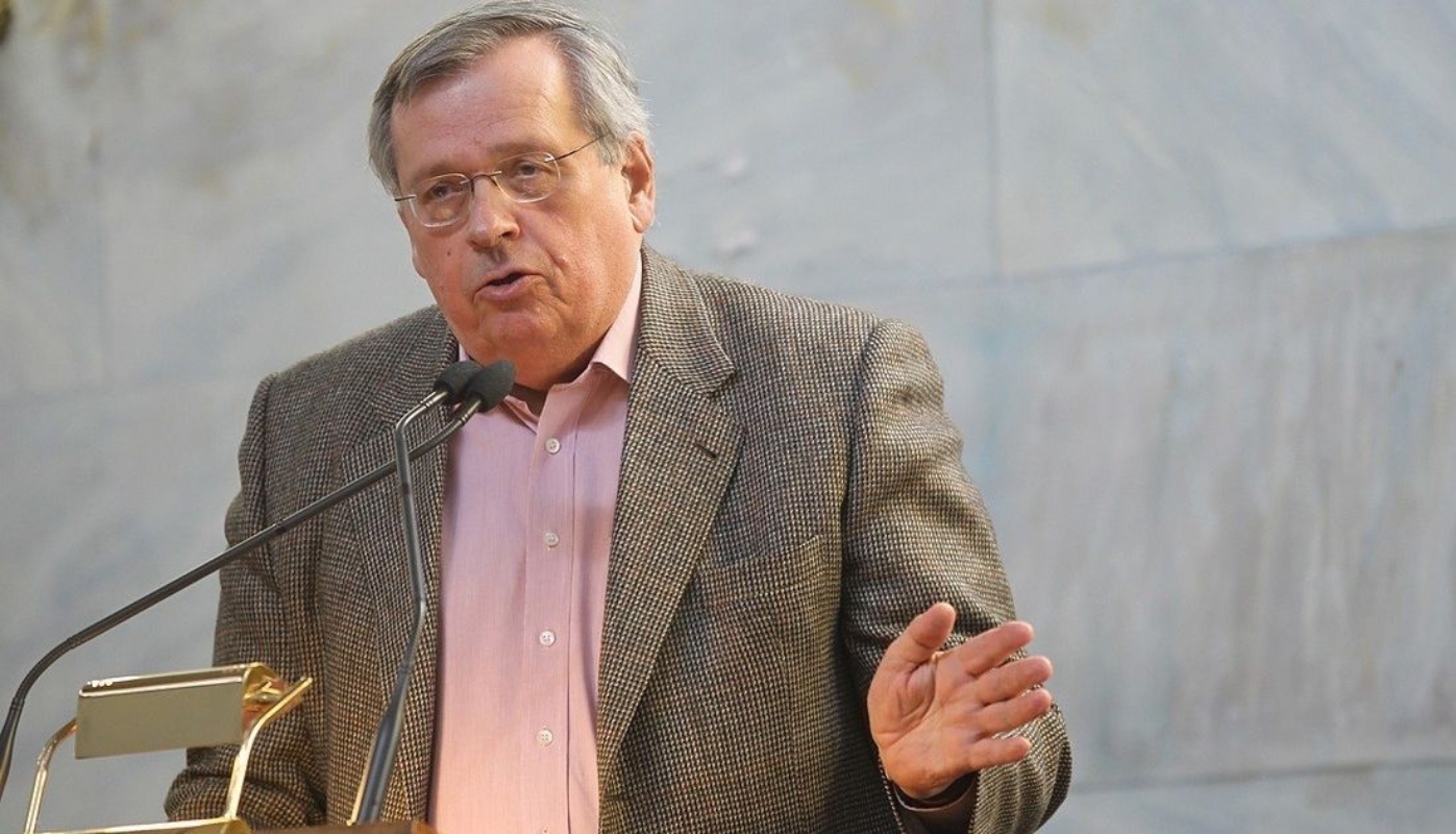 Ο Στέφανος Μάνος εξαίρει το ήθος του Κώστα Καραμανλή