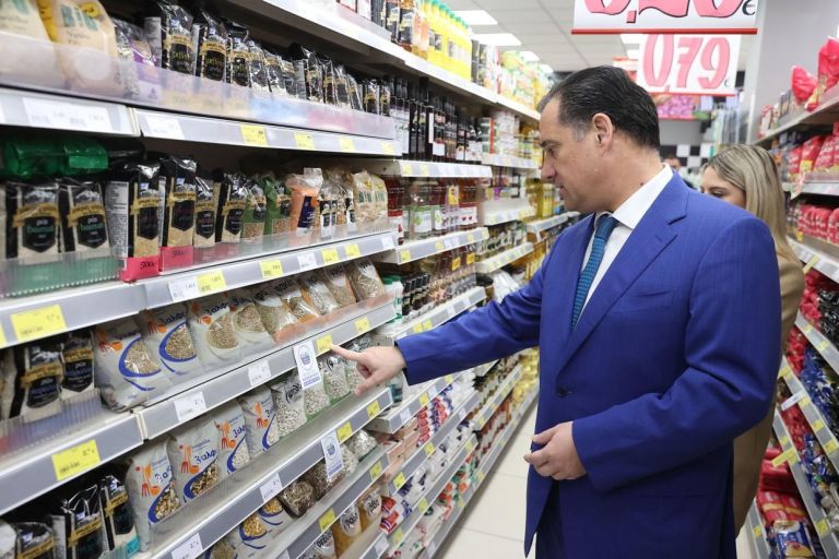 Επίσκεψη του Υπουργού Ανάπτυξης σε δύο καταστήματα σούπερ μάρκετ και στη λαϊκή αγορά Βριλησσίων