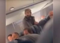 Σκηνές τρόμου σε πτήση: Επιβάτης μαχαίρωσε αεροσυνοδό – Eπιχείρησε να ανοίξει την έξοδο κινδύνου – Βίντεο