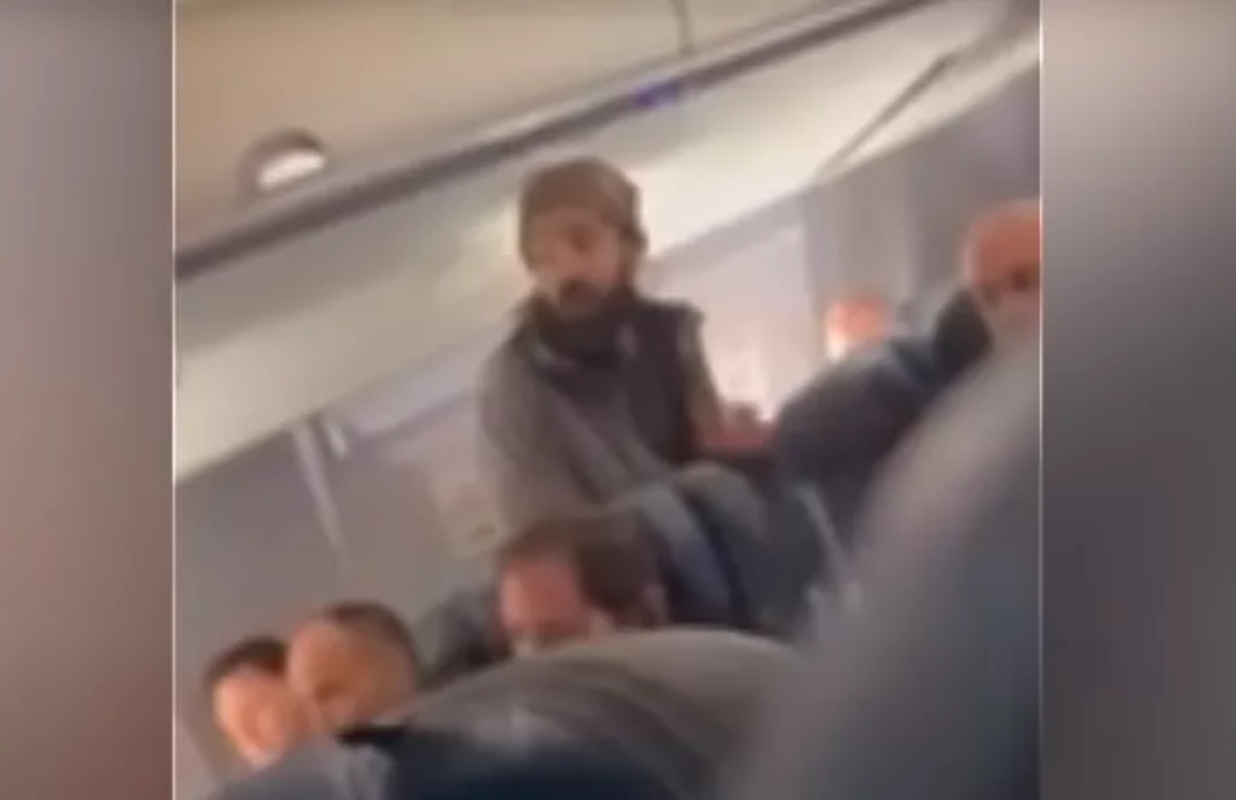 Σκηνές τρόμου σε πτήση: Επιβάτης μαχαίρωσε αεροσυνοδό – Eπιχείρησε να ανοίξει την έξοδο κινδύνου – Βίντεο