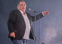 Αγνώριστος ο Βασίλης Καρράς έναν χρόνο μετά την περιπέτεια της υγείας του