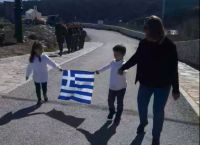 Γαύδος: Συγκίνηση για τα δύο μικρά παιδιά που παρήλασαν κρατώντας τη σημαία [vid]