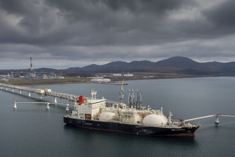 Reuters: Οι κυρώσεις «στέλνουν» περισσότερο ρωσικό πετρέλαιο στα Ηνωμένα Αραβικά Εμιράτα
