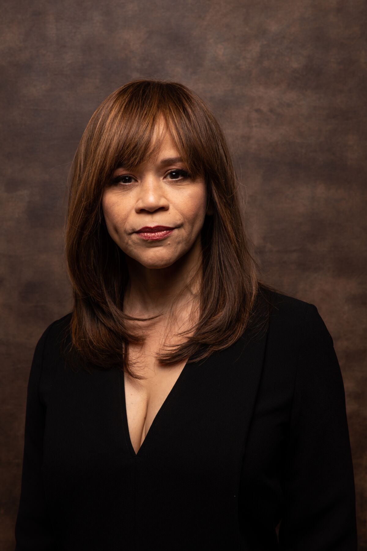 Rosie Perez: Η κακοποίηση από καλόγριες και η εκπροσώπηση των Λατίνων στο Hollywood