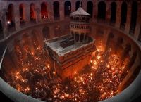 Πώς ανάβει το Άγιο Φως – Από πού έρχεται