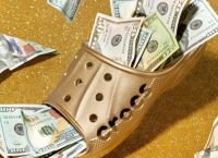 Η μανία με το «άσχημο» παπούτσι: Πώς τα Crocs έγιναν μηχανή που κόβει χρήμα