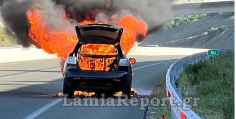 Καρδίτσα: Φωτιά σε αυτοκίνητο με τρεις Δημάρχους της Φθιώτιδας