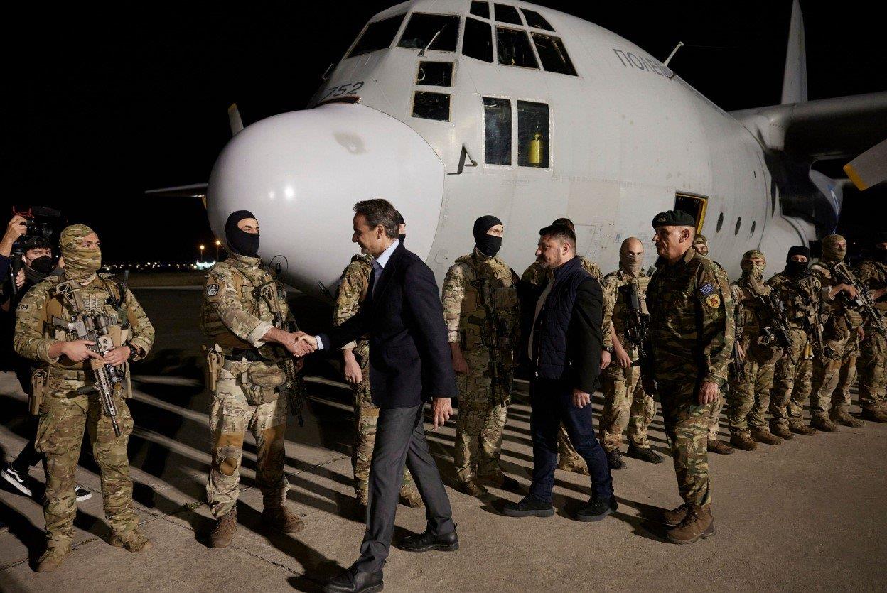 Βίντεο από την διάσωση 39 Έλληνων και ξένων πολίτών από κομάντο – Τους υποδέχθηκε ο Έλληνας πρωθυπουργός